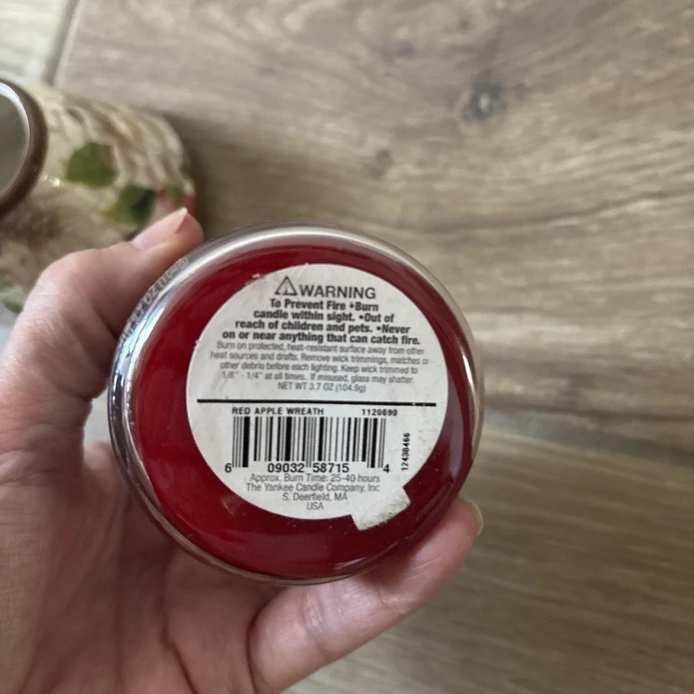 YANKEE CANDLE Jar Shade with Red Apple Wreath Candle